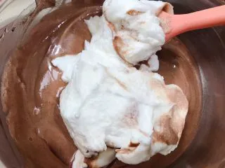 六寸可可戚风蛋糕,第二次混合蛋白