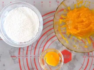 宝宝南瓜磨牙棒,准备好需要用到的食材 普通面粉就可以，也有看到低筋粉的配方，应该都可以做出来。
