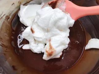 六寸可可戚风蛋糕,分三次把打发好的蛋白和蛋黄糊混合均匀