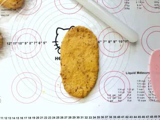 亚麻籽南瓜软欧包,11、取一份擀成牛舌状。