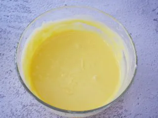 7寸中空原味戚风蛋糕,拌匀的蛋黄糊