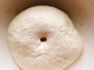 芝士培根披萨,面团发酵至2倍大,用手指戳面团,不回缩不内馅则面团发酵成功。