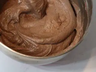 巧克力熔岩杯子蛋糕,最终的面糊状态