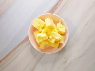 蔓越莓黄油曲奇,准备黄油130克，黄油软化