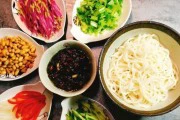 一碗炸酱面,简单好吃的家常美食(从面条煮熟到酱料制作,教你做出美味的炸酱面)