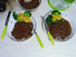 黑胡椒牛排酱汁,上面的全部加完，搅拌均匀以后加适量（清水）不要太多，否则酱汁太稀，然后自己可以尝尝味道，如果和我一样喜欢黑胡椒味道重一些可以单独在加一些黑胡椒粉或者黑胡椒碎。