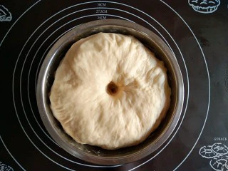 巧克力甜甜圈,发酵至两倍大,取出来排气,松弛10分钟。醒发没有准确的时间规定,具体还要看发酵的状态,即,用手指轻轻按下去,如果快速反弹,说明还没有发酵到位,如果按下去不反弹,说明已经发酵过头了,只有慢慢弹起来才算发酵好。