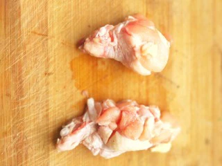 比外卖还好吃的秘制烤翅根,剩下的翅根洗净，用刀在翅根两面斜着划一刀放入盆中备用。