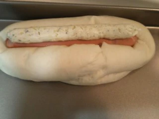 蒜香香肠热狗面包,给每个面包上集上一条