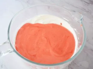 八寸中空红丝绒戚风蛋糕,再把拌匀的蛋黄糊倒回蛋白霜中,翻拌或上下拌匀