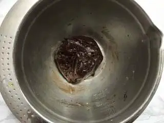 巧克力软曲奇,把做好的面糊盖上保鲜膜，放入冰箱冷藏1个小时，过夜也是可以的。