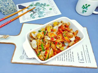 烤箱版【金针菇蒜香烤花蛤】,来来来一起喝一杯。