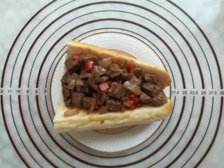 多汁碎牛排三明治,面包里加入牛排肉