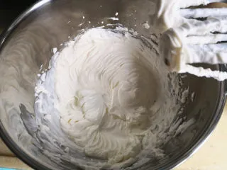 提拉米苏(蛋糕版),马斯卡彭室温软化一下,打至顺滑,