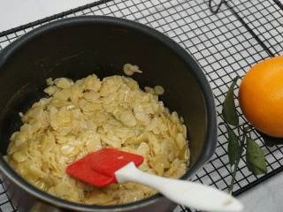 焦糖杏仁草莓饼干,混合均匀