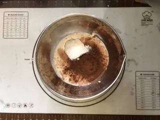 浓情蜜意－巧克力奶油蛋糕,淡奶油中加入可可粉、白糖。