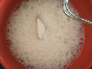 肉松小贝杯子蛋糕,蛋黄分3次加入细砂糖打发