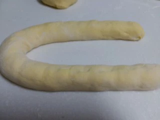 南瓜芹菜肉包子,将面团排气松弛后搓成长条