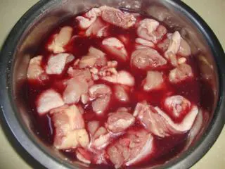 法国家常菜：红酒烩鸡,鸡腿剁块洗净，加红酒、盐、胡椒粉腌6个小时