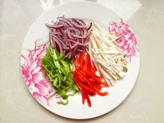 黑椒牛排炒意面,将配菜切成丝。