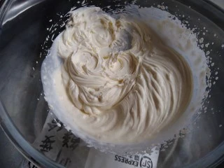 圣诞树根蛋糕,160克淡奶油和糖粉隔冰水打发至九分发