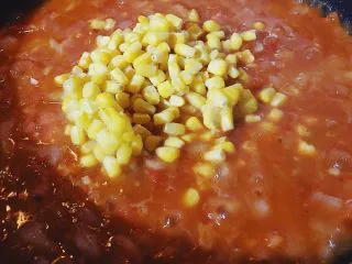 牧羊人派(Shepherd’s pie),放入玉米粒。