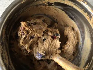 蓝莓秒芙蛋糕,用刮刀大幅搅拌4-5下