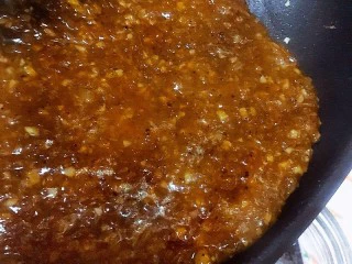 迷迭香黑胡椒牛排,加水，慢慢熬煮