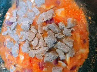 肉肉版罗宋汤,这时候倒入焯好的牛肉翻炒片刻，加入适量水。
