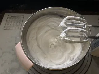 浓情蜜意－巧克力奶油蛋糕,蛋清分三次加入白砂糖打至硬性发泡。