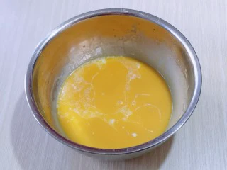 8寸红丝绒戚风蛋糕,再加入牛奶继续打均匀至看不到牛奶。