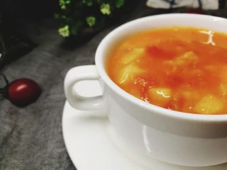 四季都宜的西红柿土豆浓汤,夏日用来开胃,冬日用来暖胃。一年四季,我都钟情于它。