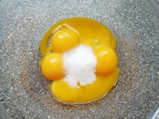 斑马纹戚风蛋糕(8寸),给蛋黄里面加入15g细砂糖,用手动打蛋器搅打均匀。