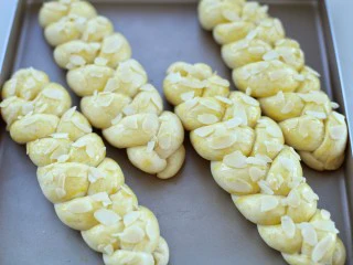 全麦辫子面包,在表面刷一层薄薄的蛋液,撒上扁桃仁片