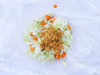 西兰花肉松芝士饭团,按扁后加入肉松。