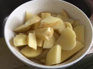 这样吃土豆必须躲起来吃——烤薯角,土豆洗净，因为薯角制作都是不去皮的，所以已经要将土豆表面的泥土刷干净，滚刀切块，用清水冲洗掉淀粉沥干水分备用