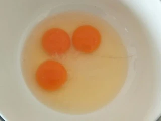 奶油草莓海绵蛋糕,海绵蛋糕,要打发全蛋液很简单。打三个鸡蛋,放入碗中,隔水加热。