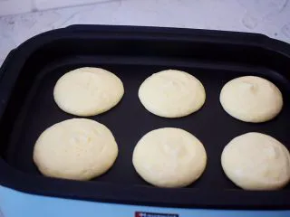 酸奶舒芙蕾蛋糕,平底锅小火加热,挤入蛋糕糊