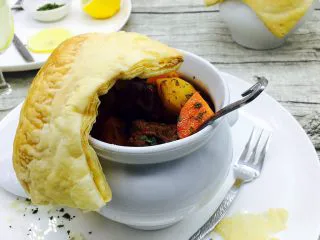 #食二星座# 罐焖牛肉(34图详细步骤),小心翼翼地揭开酥皮,露出了“庐山真面目”,这时,满屋飘香。