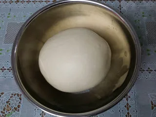 香葱火腿面包卷,将面团重新整理好，放入面盆中