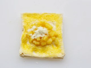 无敌好吃的苹果派,上面撒适量澳优珀淳奶粉拌匀。