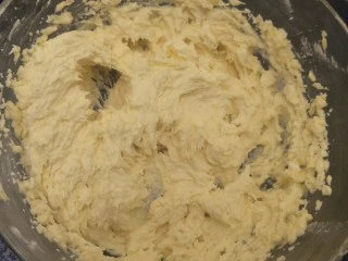 抹茶大理石磅蛋糕, 等蛋液全部融合到黄油里就可以啦。