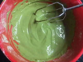 爆浆抹茶冰心面包,搅拌均匀