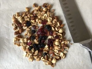 巧克力果仁小蛋糕,先将果仁切碎，生的果仁要烤熟。（180度烤8分钟左右） 