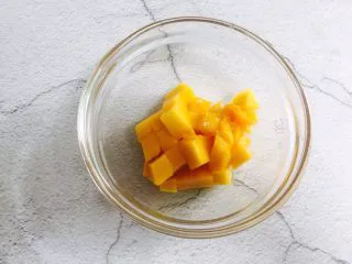 芒果香蕉奶昔,取出芒果粒放入沙拉碗备用