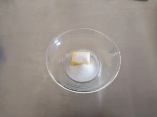 苹果奶酥小挞,黄油软化后加入细砂糖混合。