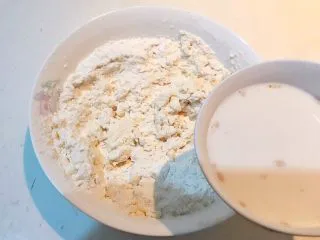 香肠苹果披萨,加入牛奶酵母水,边倒边搅拌