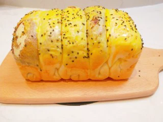 红豆沙拉丝面包,成品图