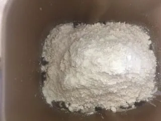 佛系养生黑芝麻辫子面包,第三步:加入高粉