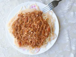 番茄蘑菇肉酱意大利面,浇上肉酱即可